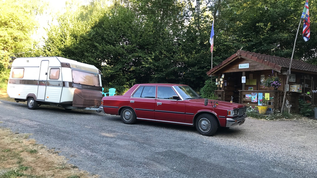 Toyota-Crown-Super-Saloon-1981-exterieur-zijkant-rood-klassieke-caravan-Zuid-Frankrijk.jpg